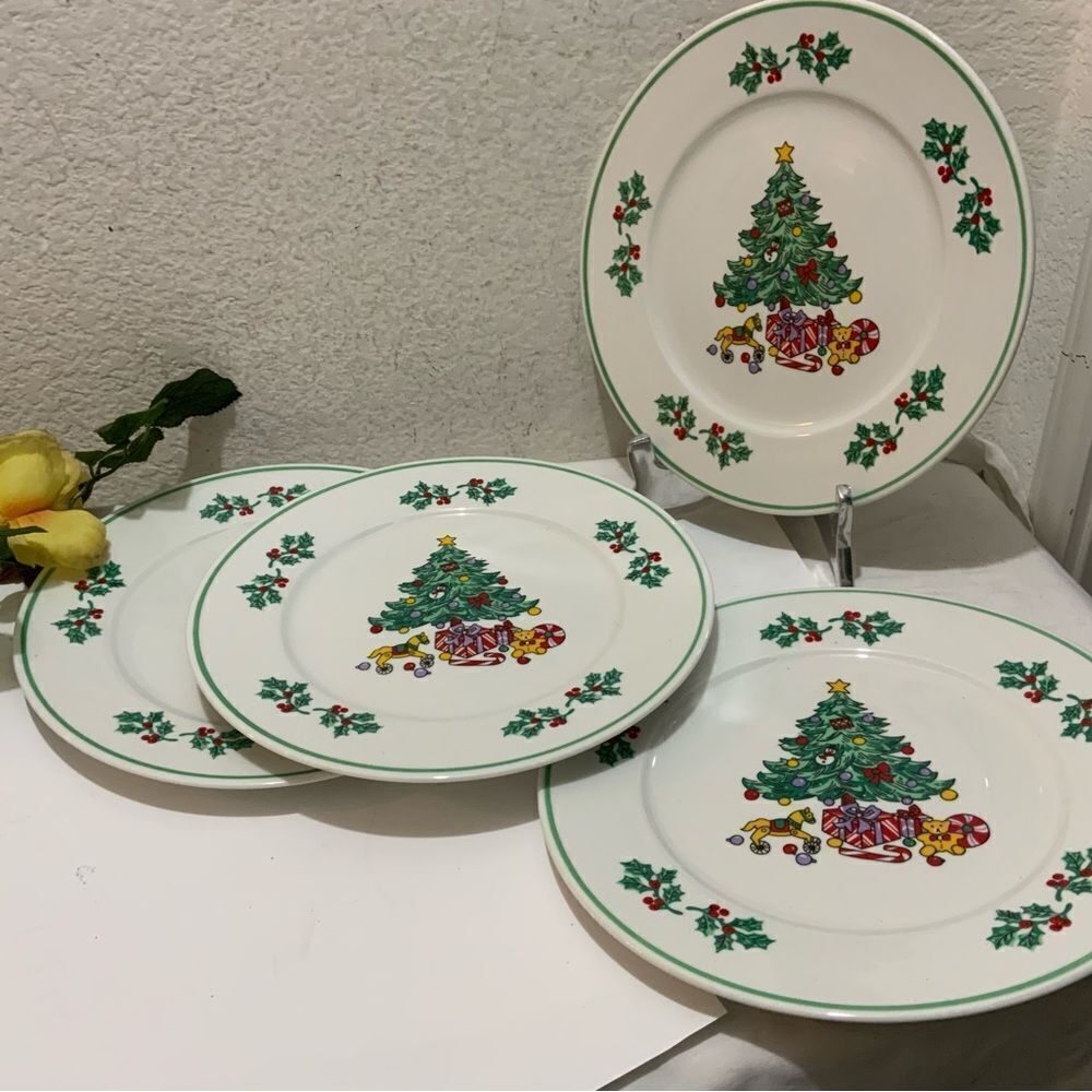 4 Gibson Noel Morning Dinner Plates Christmas Tree & Holly Berry Design 10.5”G12